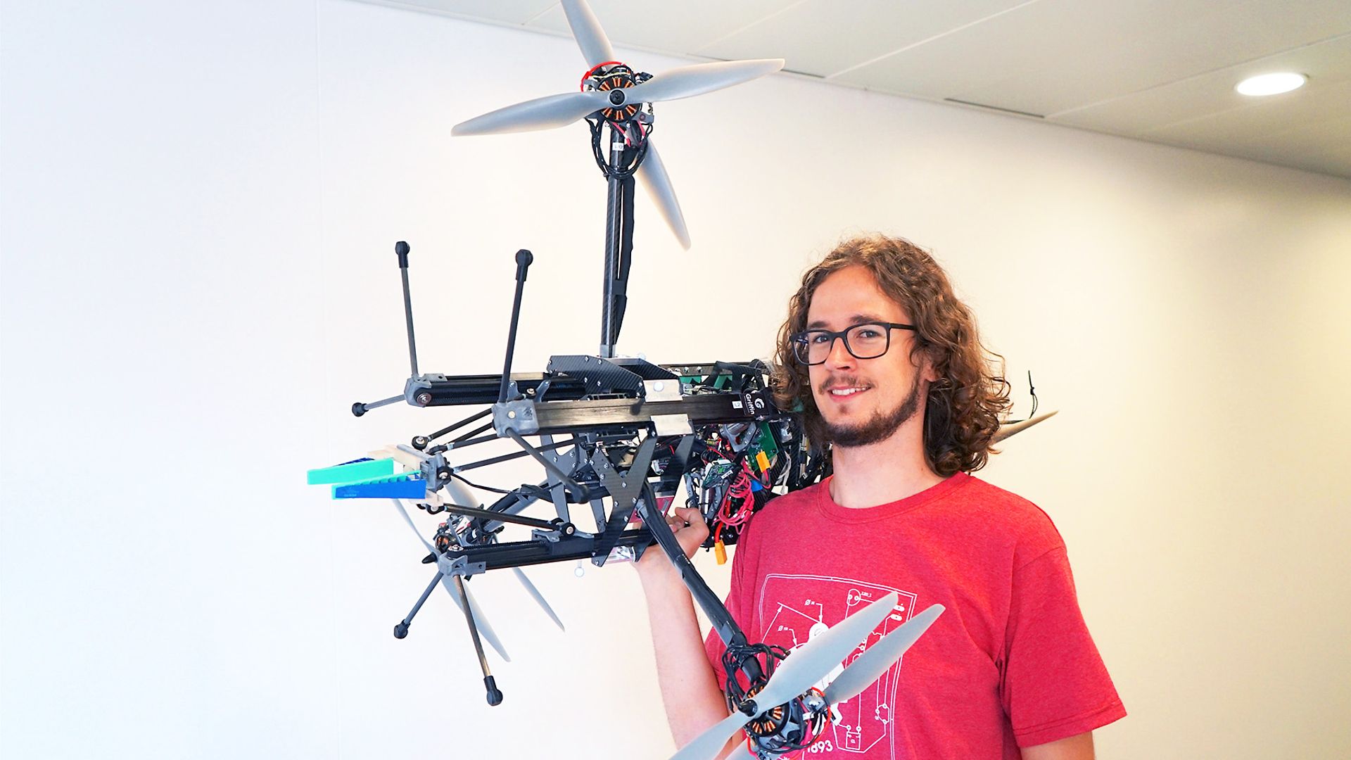 découvrez l'univers fascinant des robots volants : technologies innovantes, applications variées, et avancées dans la robotique aérienne. apprenez comment ces machines révolutionnent les secteurs de l'agriculture, de la surveillance et de la livraison.