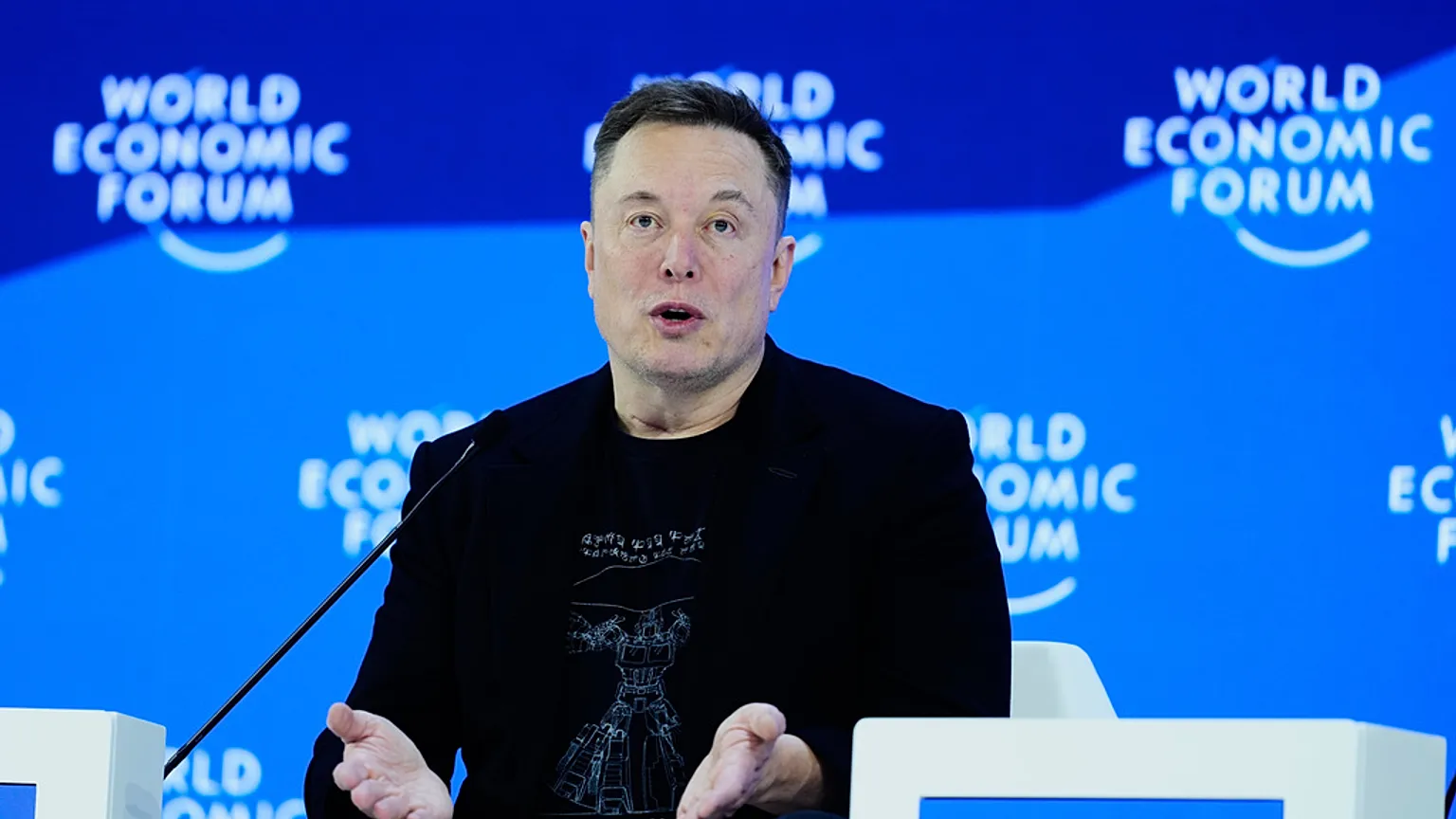 Elon Musk prenant la parole à Davos