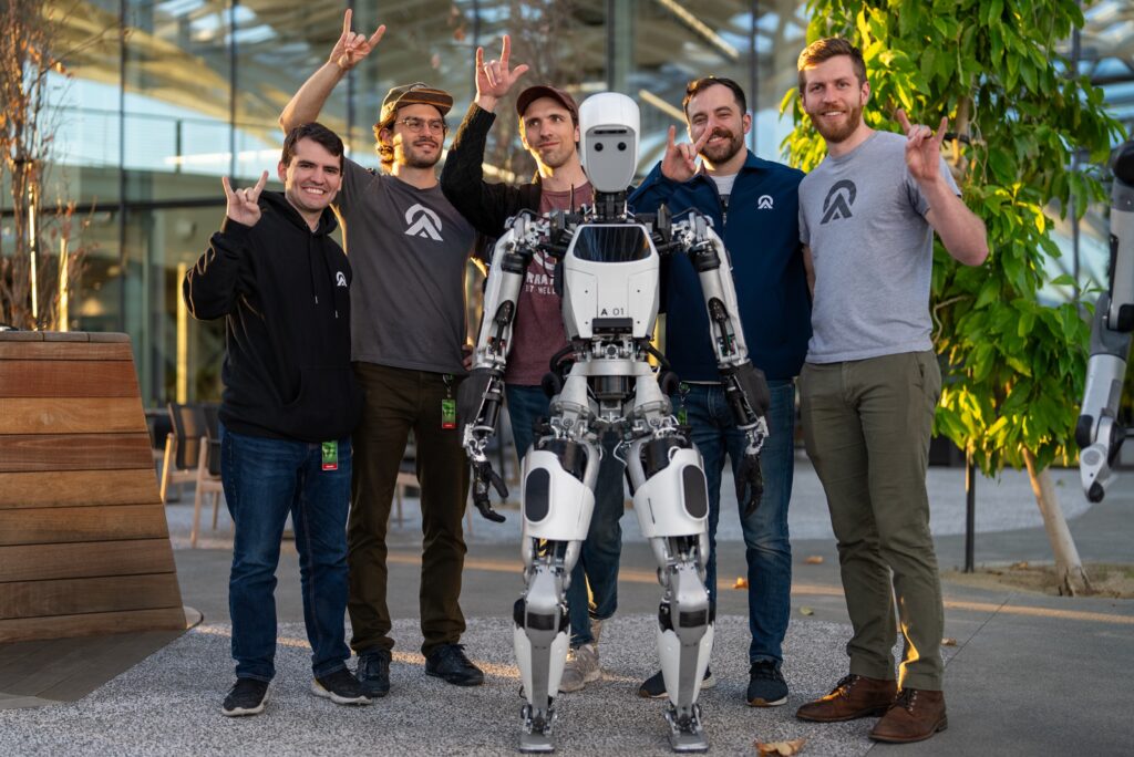 Une équipe de chez Apptronik, posant avec le robot Apollo. Crédit Apptronik